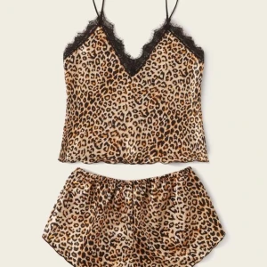 Pyjamas set - Jättegulligt set med linne & shorts i siden material med leopardmönster. Båda delarna ingår i priset!❤️