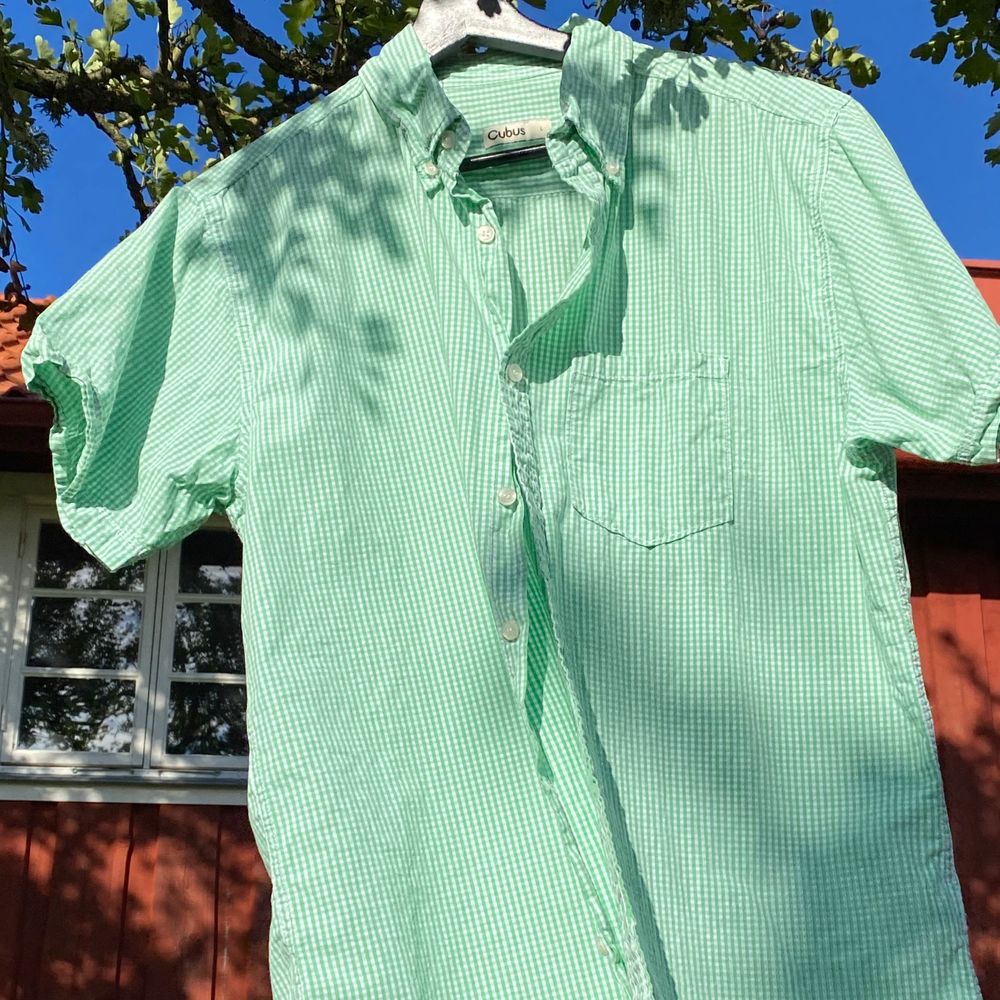Fin rutig grön skjorta! Skönt material! Storlek L men sitter snyggt oversized på en S-M. Skjortor.
