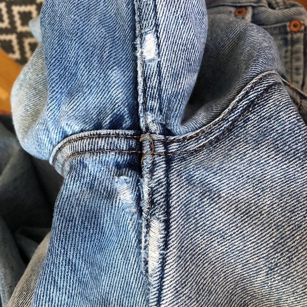 Wide leg jeans från weekday i modellen Ace & färgen san fran blue (nypris 500kr)💙 Något slitna i grenen (se bild 3) men annars i väldigt bra skick! Jag är 170cm lång. Frakt 79kr✨ . Jeans & Byxor.
