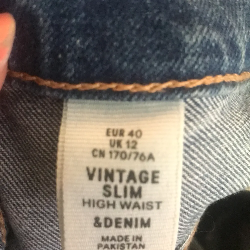 Ett par jättesköna min jeans från H&M i bra skick, jättebekväma 👌🏽säljer dessa eftersom att jag har väx ur de lite😊Frakteninhår i priset . Jeans & Byxor.