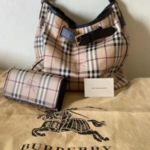 Real Burberry hand bag with it’s complimentary wallet. In perfect condition For the bag alone the price is 9000kr and for the wallet it’s 2500:)