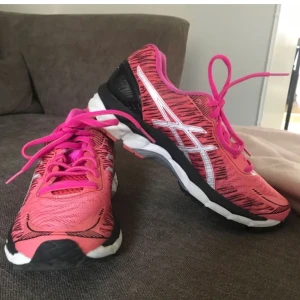 Asics  - Knappt använda, nypris 1700