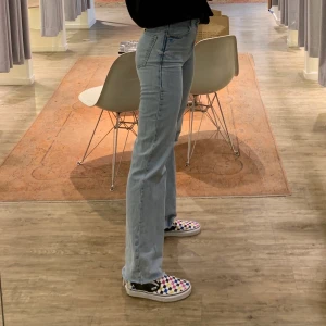 Jeans från zara  - Supersnygga jeans från zara som jag tröttnat på. Jag är 177cm lång. Skriv privat om ni vill ha fler bilder. JÄTTEMÅNGA INTRESSERADE BUDGIVNING GÄLLER. Buda inte om du inte kan köpa. Ledande bud: 700kr+ frakt. 