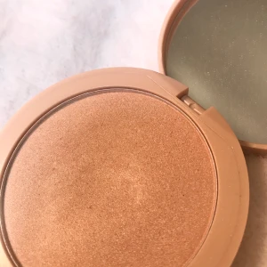 Glowcomotion highlighter - Highlighter från w7, knappt använd🌟 Väldigt lik Mary-LouManizer 15kr+11kr frakt