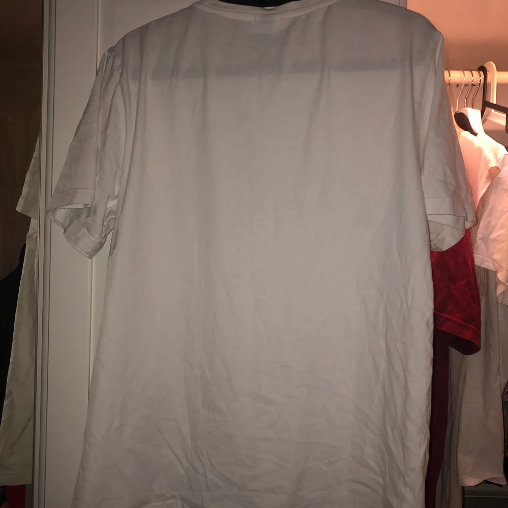 Vit Ellesse t-shirt i storlek L. Sitter oversized på mig som är en M normalt. Superskönt material! Använder inte längre, därför jag säljer.. T-shirts.