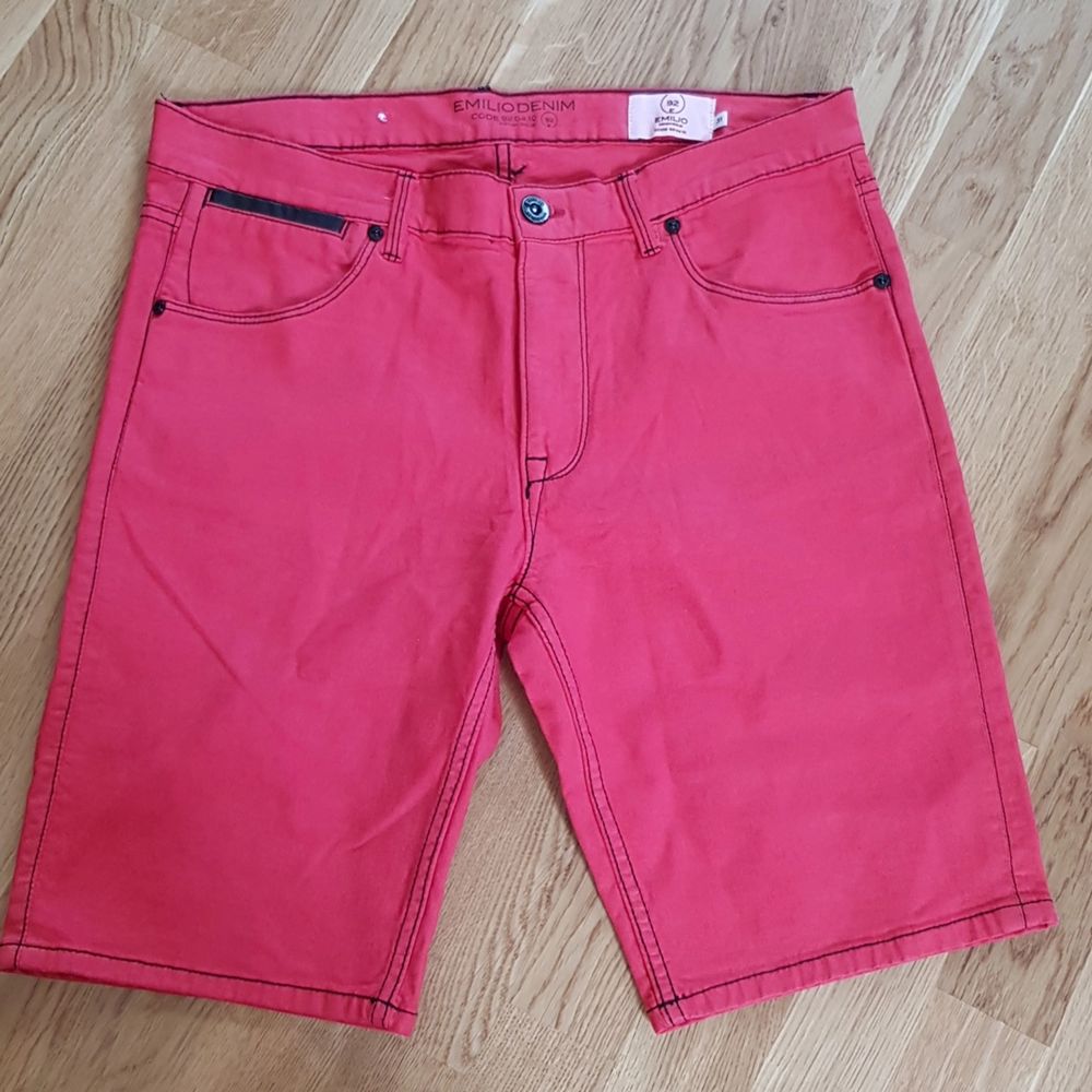 Röda jeans shorts som nya använd 1gång.. Shorts.