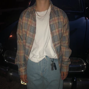 Burberry skjorta - Skjorta med mönster som burberry. Inte äkta men väldigt skön och sitter fint. Sitter som en S herr. 