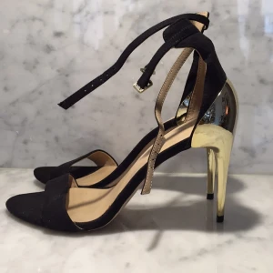  - Guldklackar i strl 39. Knappt använda. Jättefint skick