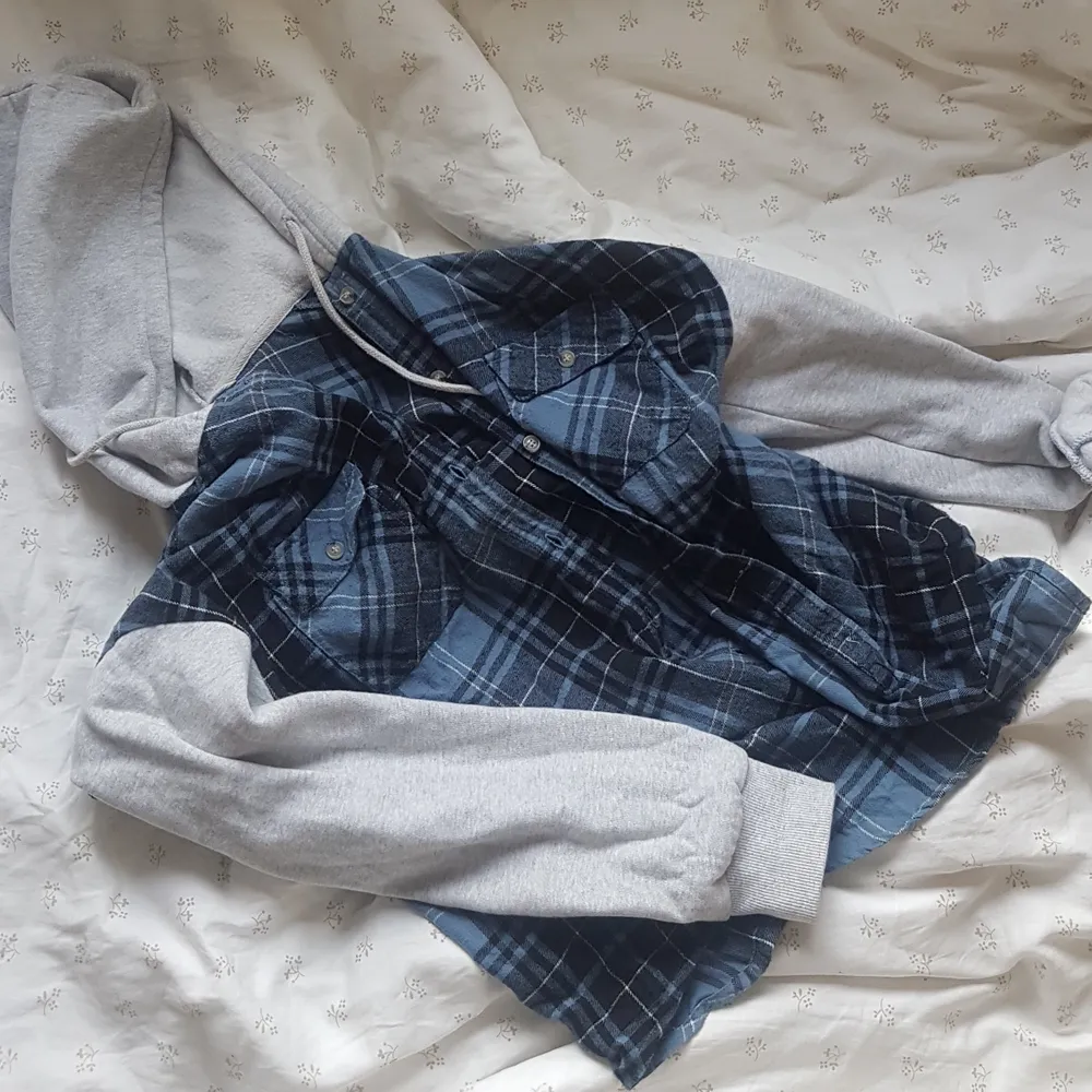 En skate-tröja från när det var populärt, knappt använd. En kombination mellan skjorta och hoodie som stängs med knäppning. Hur skön som helst men bara samlat damm i flera års tid. Storlek M.. Hoodies.