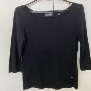 Marc O’Polo stickad tröja  - Säljer denna simpla, svarta, stickade tröja i jätteskönt material från Marc O’Polo. Den är båtringad med trekvartsärmar i storlek XS men passar absolut S också. 