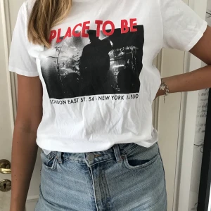 Vit tröja med tryck - Vanlig, simpel t-shirt med ett musik tryck. 