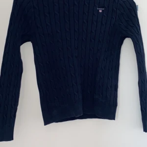 Kabelstickad gant tröja  - Jag säljer min kabelstickade gant tröja då den är för liten. Köptes för 800 men säljs för 100, storlek 158/164. Köparen står för frakten 💖