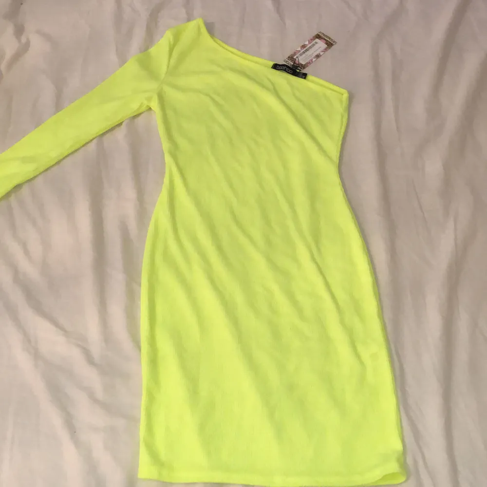 En neongul klänning från boohoo i stl S. Inte använd någon gång, säljs pga att den är i fel storlek. Klänningar.