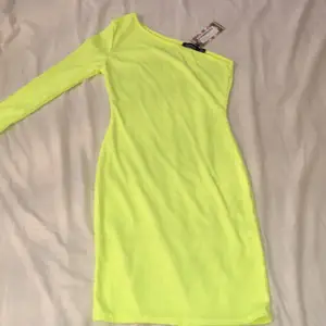 En neongul klänning från boohoo i stl S. Inte använd någon gång, säljs pga att den är i fel storlek