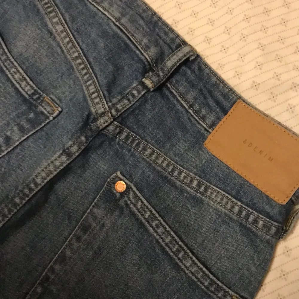  Stretchig jeanskjol från HM, oanvänd, storlek 36, 98% cotton och 2% elastane. Verkligen jätte fin kjol men för liten för mig🥺❤️. Kjolar.