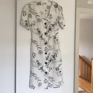 Klänning Carin Wester  - Jätteskön sommarklänning använd ca 1 gång. 55% linne och 45% viskos. Slutar precis ovanför knäna på mig som är 170 cm. 