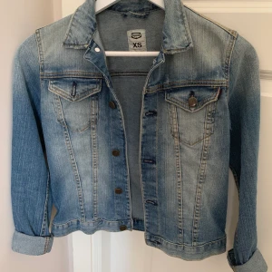 Crocker jeansjacka strl XS - Fint skick! Använd ett fåtal gånger. Figurnära passform.📍Finns i Norrköping 📦 Köparen står för frakten 💸 Betalning sker via swish