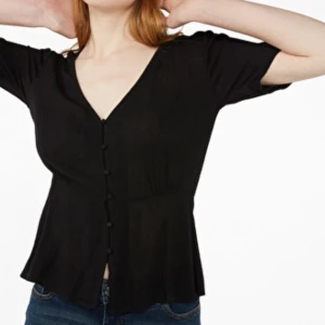 Söt topp från Monki - Supersöt topp från Monki! Med knappar i vroppad lite utställd modell. Storlek xxs men stor i storlek så passar 34/36. Helt ny med tags. Nypris 250kr.