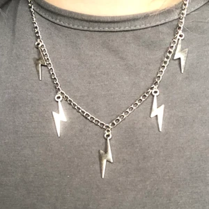 Coola silverfärgade halsband⚡️💞 - Säljer handgjorda halsband, nu dessa assnygga med fem blixtar, och handboja med lite tunnare kedja!Frakten ingår💗🤩
