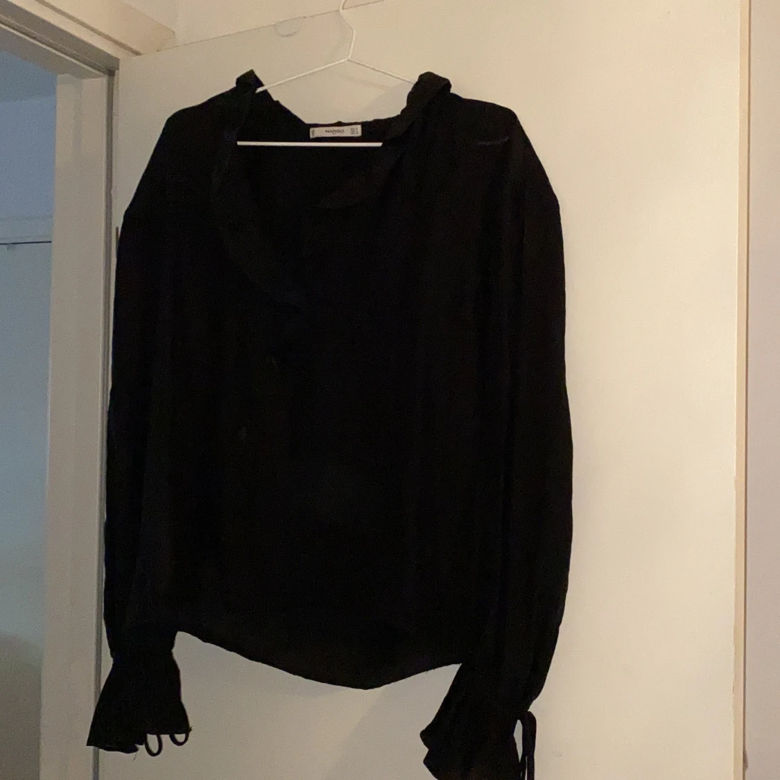 Svart blus från Mango