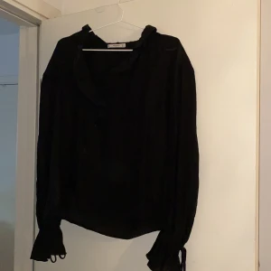 Svart blus från Mango - Svart söt blus från Mango i Lyocell och Polyestermaterial använd fåtal gånger Nypris: 300 kr ish Skriv för fler bilder! 