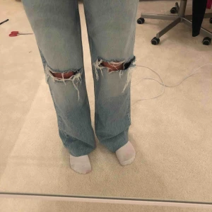 - Säljer dessa super snygga jeans från zara, buda!!