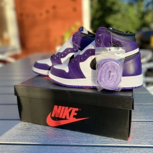 Air Jordan 1 Retro High - Court Purple - Ett par helt nya & oanvända Nike Air Jordan 1 retro high court purple. Beställde de till mig men de passade ej mig så tvingas sälja dess skor vidare. Bud pris startar på 3200kr. Kontakta mig här om ni är intresserade!! Köparen står för frakt🤍