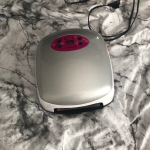 Uv lampa & mallar för gelé naglar! - Allt funkar då lamporna kan losna men kan sätta fast dem ingen! Det är 50 st mallar😊+ frakten betalar köpare