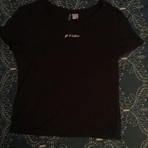 Viskos t-shirt - En jätteskön och snygg t-shirt med texten ”je’t adore” vilket betyder ”jag älskar” på franska. Den är i viskos är är så perfekt på en varm sommardag. Har aldrig använt den, dvs att det är i ett jättebraskick. Pris kan diskuteras. Frakt ingår inte i priset