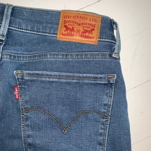 Levis super skinny jeans - Någon som vill köpa ett par helt oanvända jeans från Levis! Är i strl 27. 