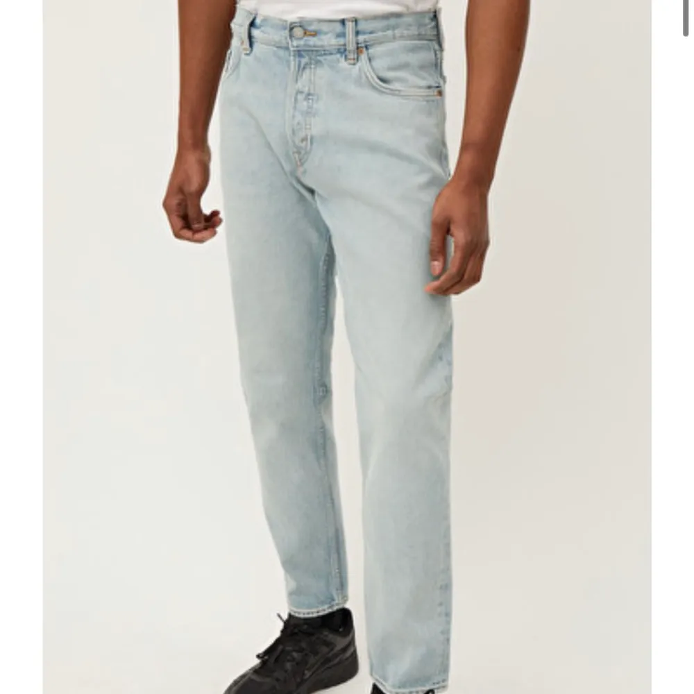 Säljer mina 2 månader gamla barrel jeans från weekday. Köpte ett par i space (annan modell) o de hade bara samma färg i min storlek. Nya 500. . Jeans & Byxor.