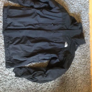 North face x goretex. regn/vinter jacka  - Köpte från Asos Marketplace andvänd några gånger. Är i ok skick. Start pris 350kr