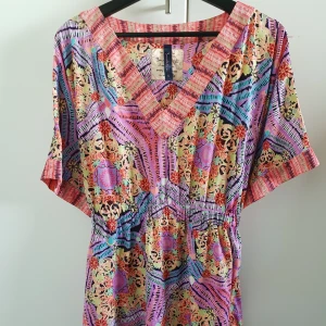 Vacker Kaftan - Bondelid - Vacker kaftan från märket Bondelid. Storlek S. Är i mycket fint skick, som ny. Går precis ner över rumpan på mig som är 173 lång. Porto tillkommer
