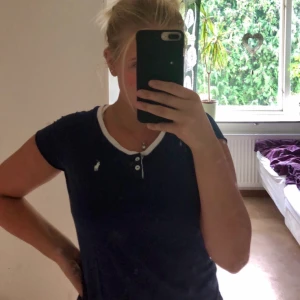 Marinblå Ralph lauren t-Shirt - Storlek XL barn, motsvarande XS/S, jag som är en S/M kan ha den. Fint skick, använd. 