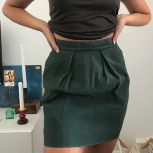 Grön kjol köpt second hand. Fina kvalitetsmärket cos och i mycket gott skick! Köparen står för frakten (ca 50kr) eller möts upp i Stockholmsområdet❤️