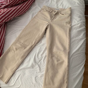 Zara jeans - Beige croppade jeans från zara. 