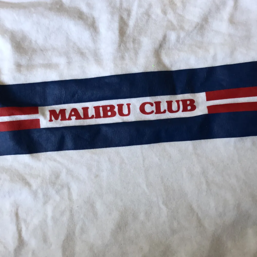 Säljer detta linne från Ullared. Aldrig använd. Den är i strl 170. Sitter lite stort på mig det står Malibu club men röda bokstäver . Toppar.