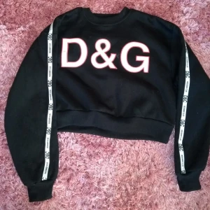 Dolce Gabbana cropped sweater - Dolce and Gabbana, cropped sweater. Lappen saknas så uppskattar den till en small. Jag har medium på bilden .