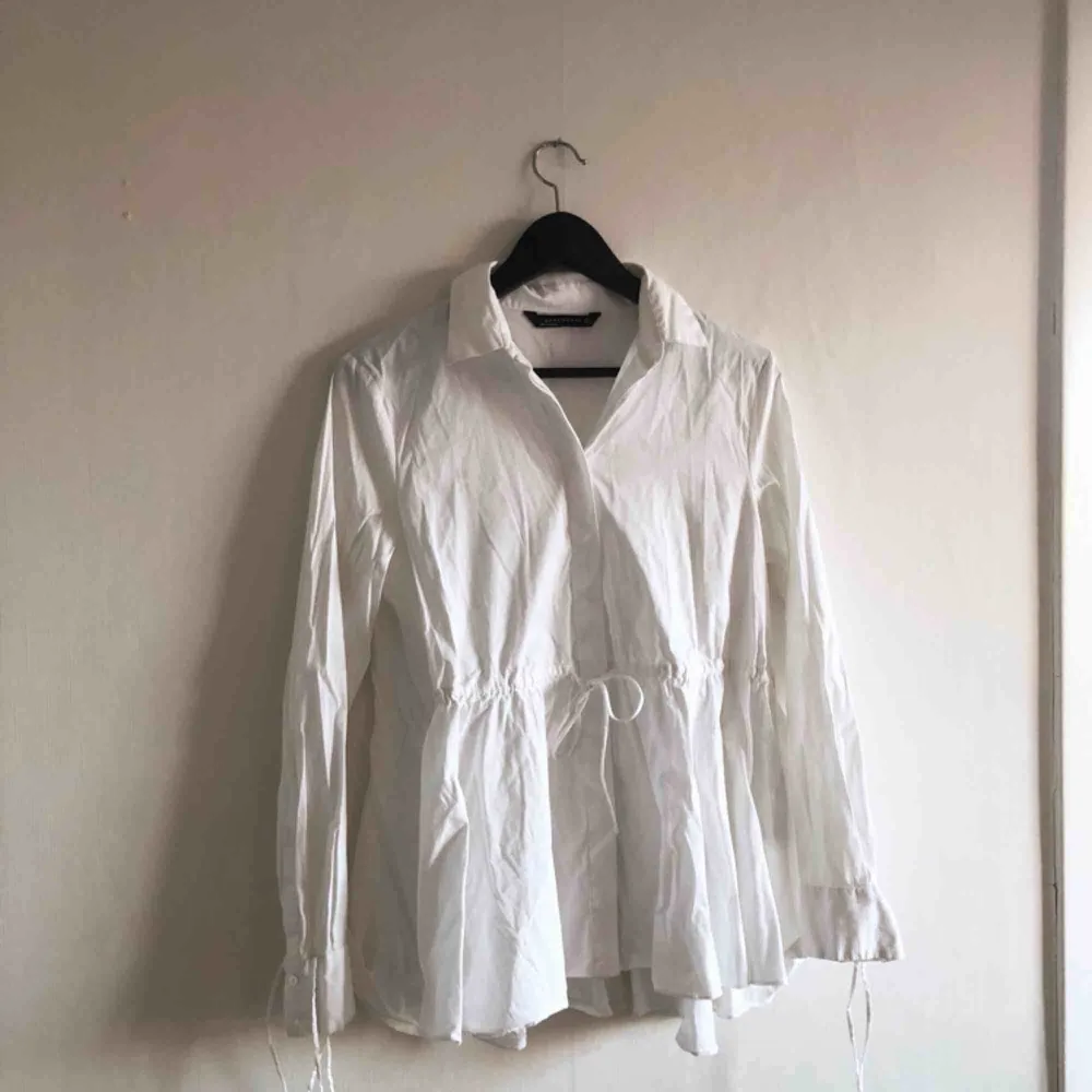 - vit skjorta från H&M trend - storlek M men passar S lika bra - använd 2-3 gånger. Skjortor.
