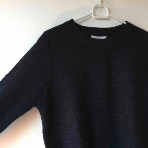  - Marinblå stickad tröja från mango, står M på lappen men är verkligen mer som en S! :) hämtas eller skickas mot frakt 