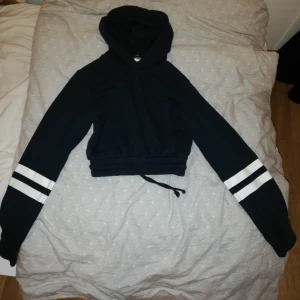  - Marinblå magtröja med vita streck från hm. Bra skick. Säljer den för att den är för liten för mig och för den aldrig används. Möts upp i Stockholm <3 