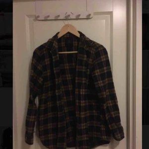  - Rutig skjorta från Carlings strl. M nypris: 199 kr