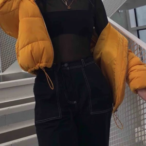  - De är använda tre gånger och är i fint skick. Jag (171cm) tycker att de är lite korta men annars sitter de bra