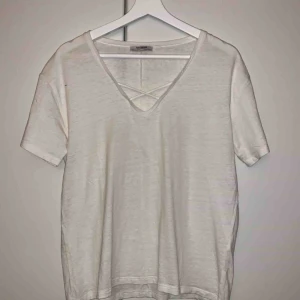 - Vit, lätt transparent T-shirt 
