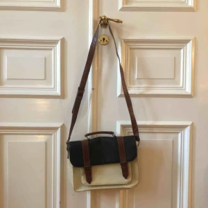  - Väska från urban outfitters. Kan mötas upp i Gbg annars tillkommer frakt✨