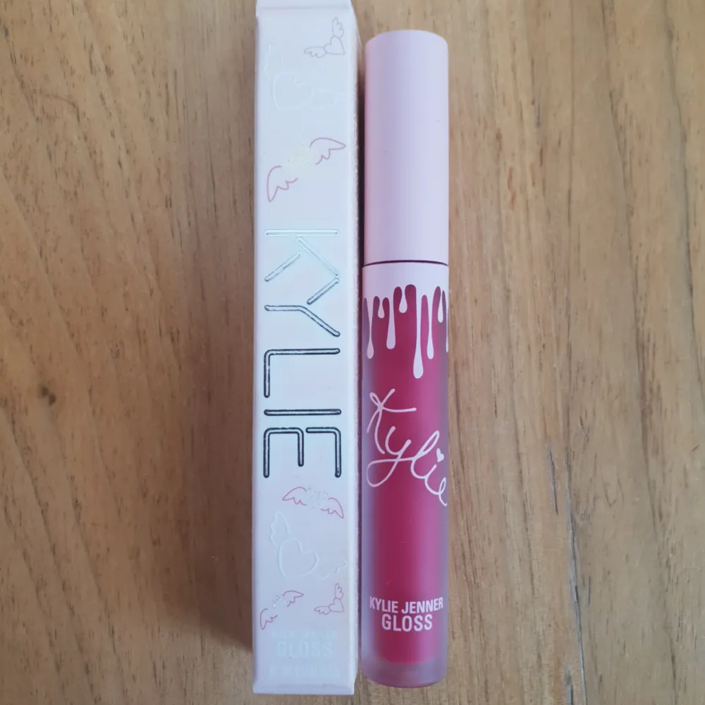 Äkta Kylie jenner lip gloss Cherry pie swatchad 1gång, frakt tillkommer. Övrigt.