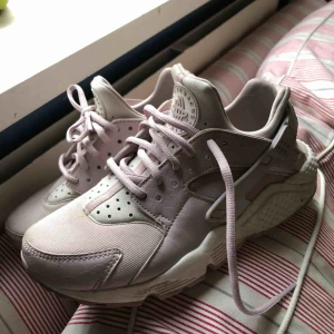  - Nike air huarache skor. Använda bara ett par gånger så i bra skick. Säljer pga för små