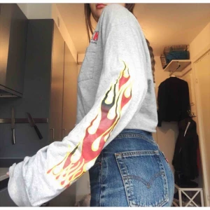  - Supercool croppad tröja. Finns i Sthlm. Köparen står för ev frakt