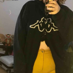  - mörkblå kofta från KAPPA!! 🌸🌸frakt är inräknat i priset🌸🌸 superfin, knappt använd, mjuk och gosig. obs, tröjan är inte smutsig, det är spegeln som är dammig 