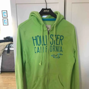  - Hollister kofta med kedja så att man kan knäppa. Knappt kommit till användning. 
